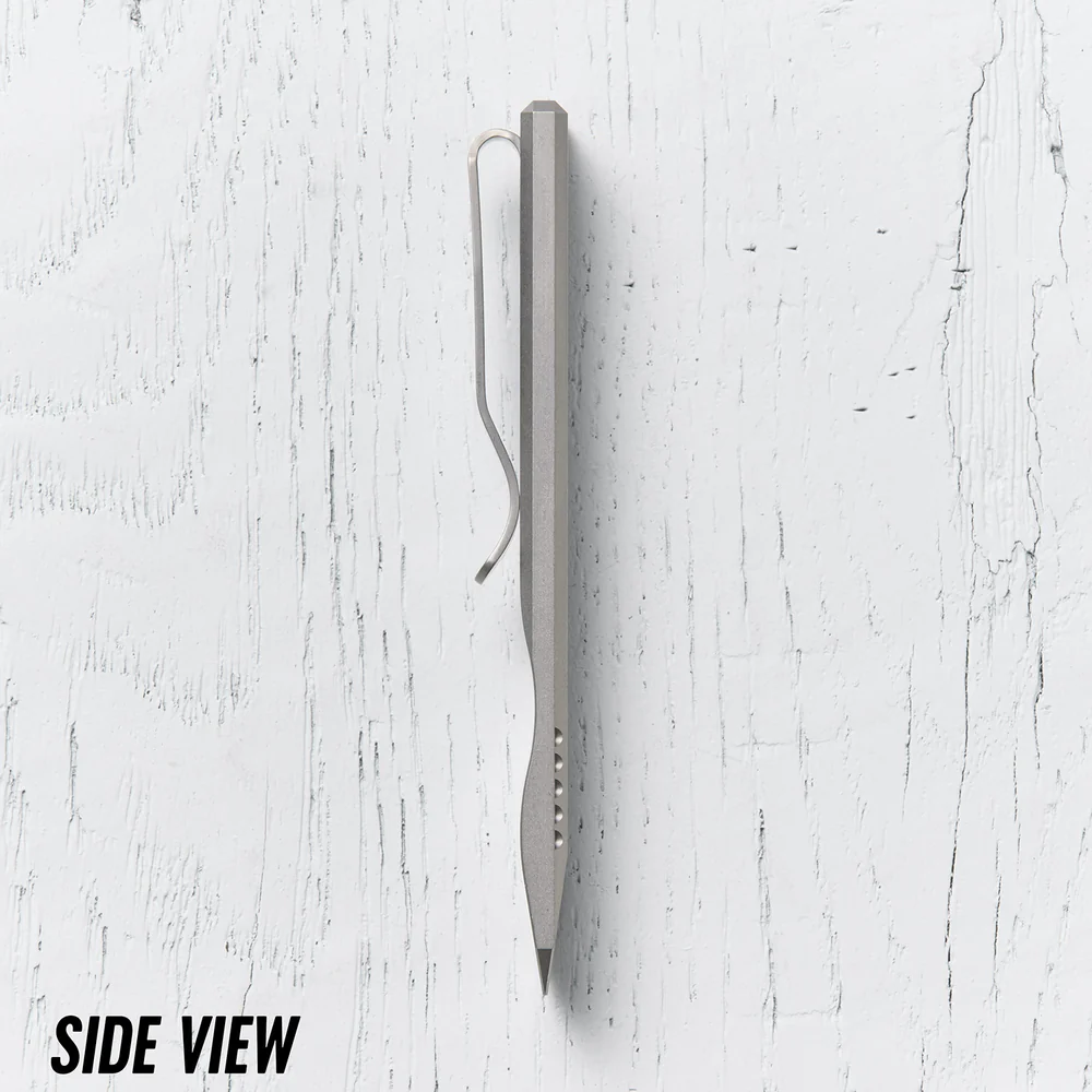 Notorious EDC Dirty Deeds Pry Bar Seitenansicht – Grade 5 Titan stonewashed mit Pocket Clip